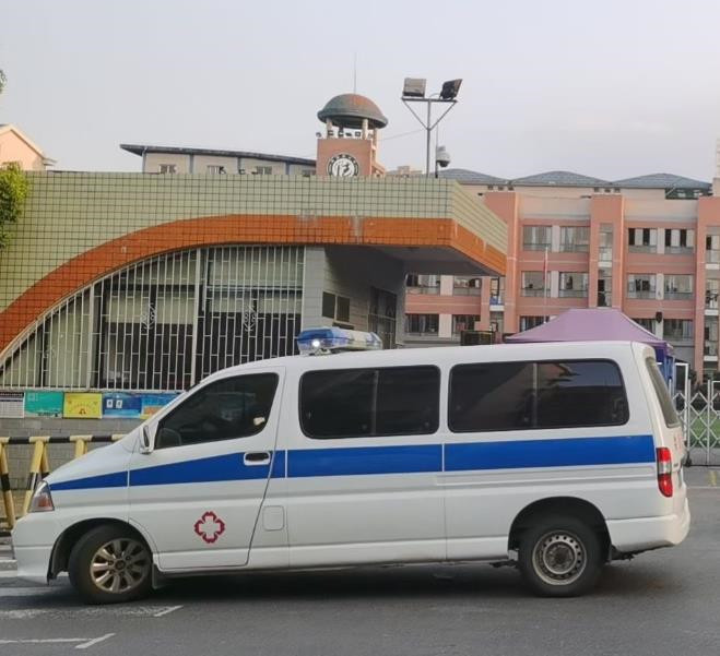 高安救护车出租护送骨折病人一公里多少钱